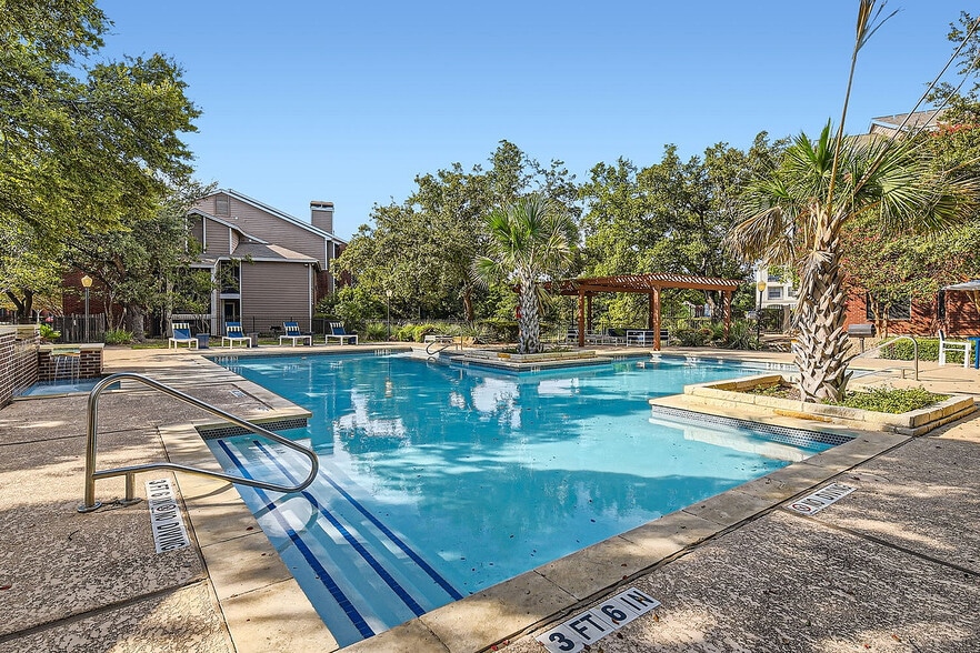 3101 Shoreline Dr. Leasing Office - Web Quality - 021 - 23 Pool - The Orion