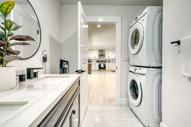 Building Photo - 106 Playmore Dr