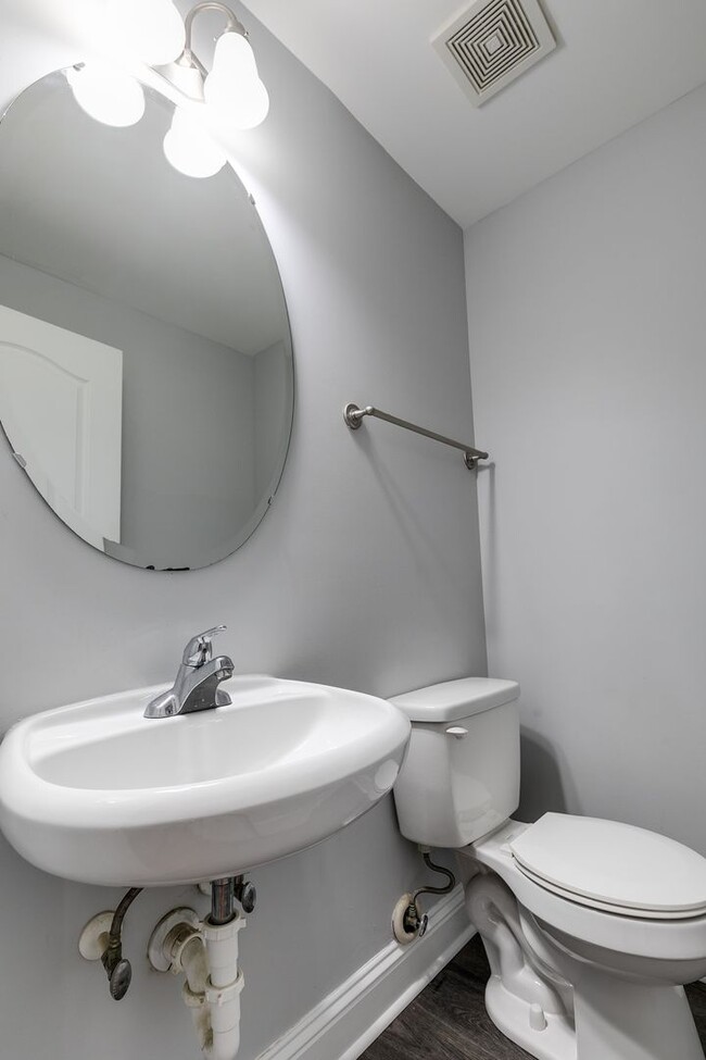 Building Photo - 3 Bedroom Townhome in Oregon Hill!