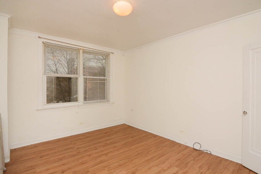 Building Photo - 4060 N Kenmore Ave