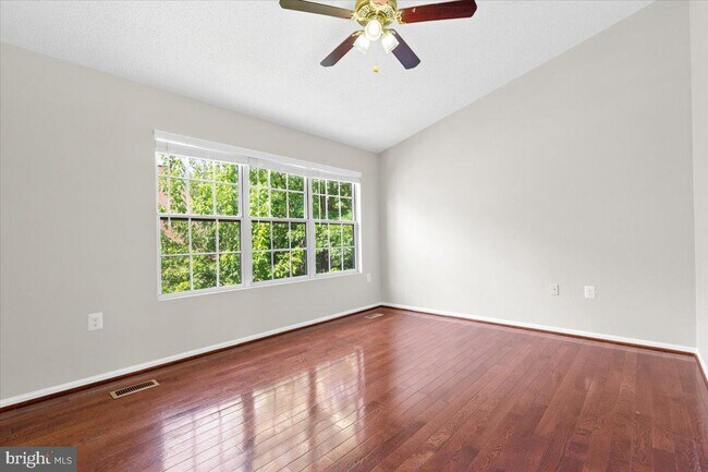 Building Photo - 461 Foxridge Dr SW