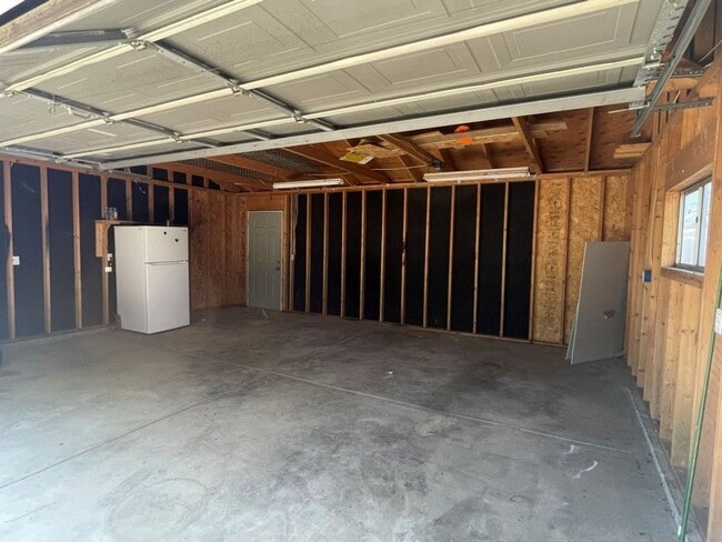 Building Photo - Spacious 3 bed/1 bath w/W/D and 2 car garage
