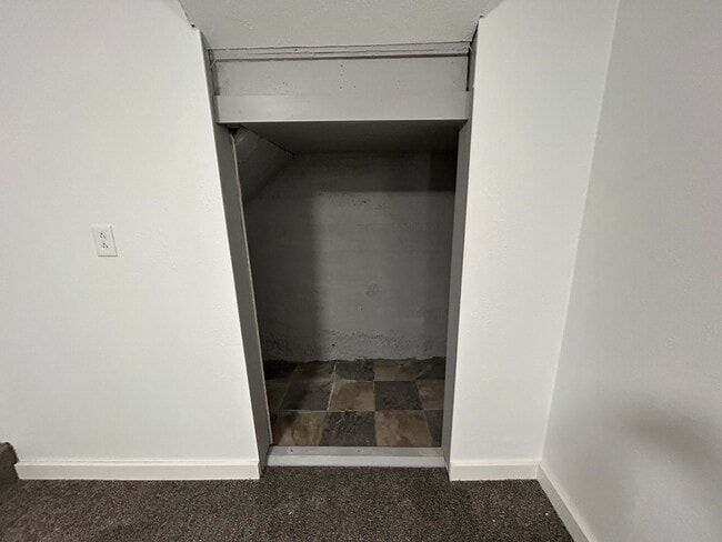 Building Photo - 3 Bedroom 1 Bath Beautiful House with Fenced Yard & Garage