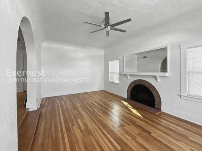 Building Photo - 934 E 7th St