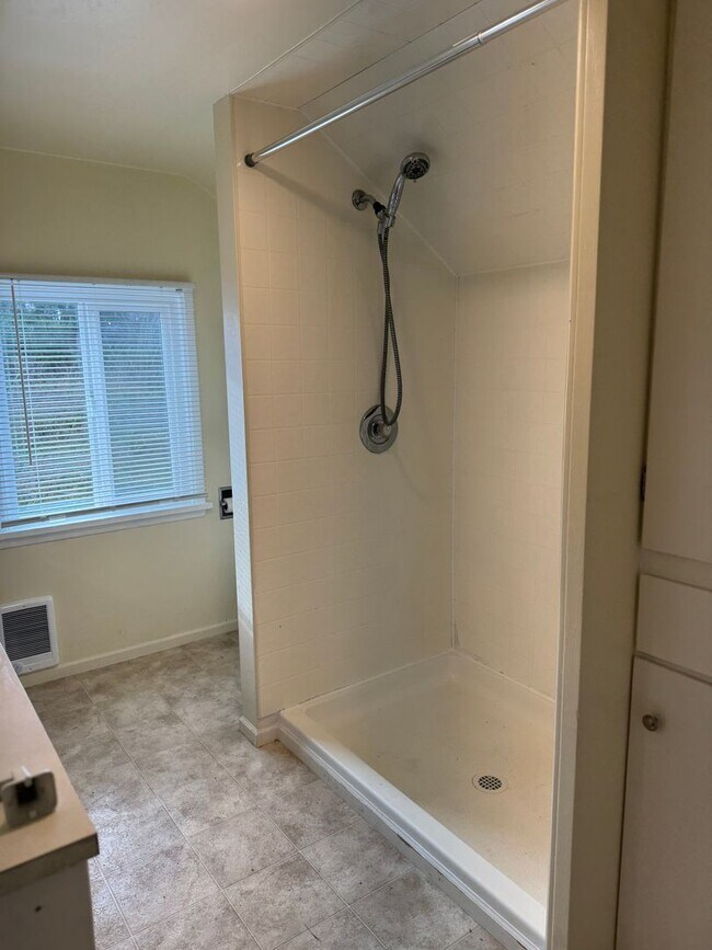 Building Photo - Unique 2 story, 3 bed home in Mount Vernon