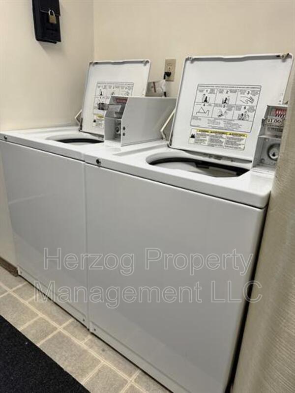 Building Photo - 1109 Lark St