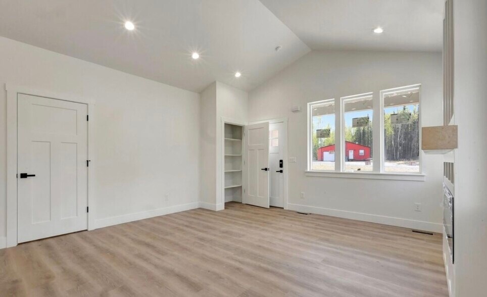 Building Photo - 2631 N Prospect Dr