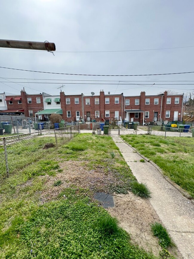 Building Photo - Modern 2-Bedroom Townhome with Spacious Ya...