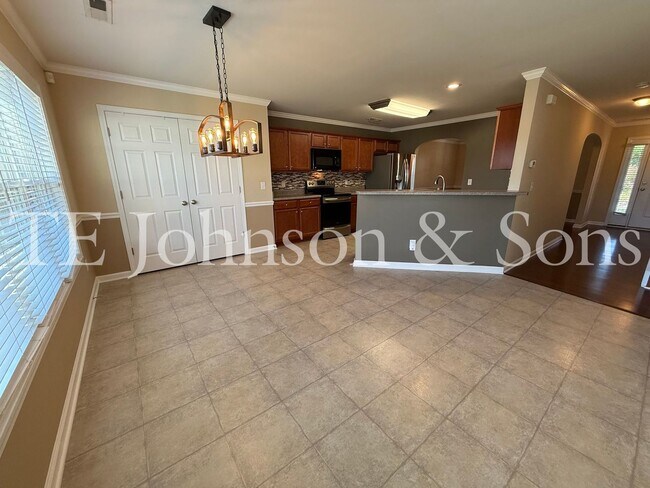 Building Photo - Spacious 4 Bedroom Home with Fenced Yard & Two Car Garage in Clemmons