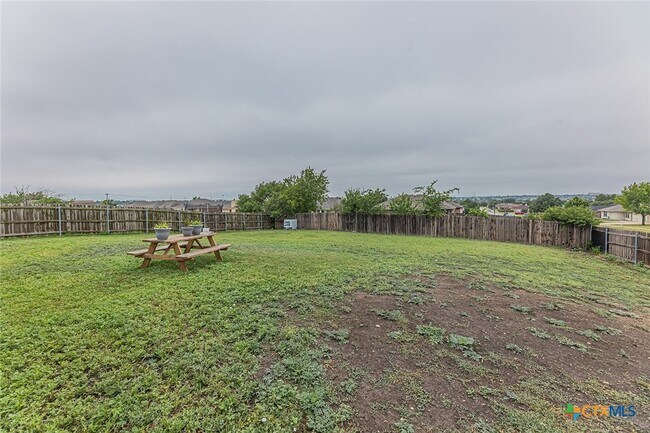 Building Photo - 3301 Southhill Dr