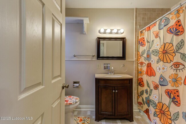 Building Photo - Charming & Unique 4 Bedroom