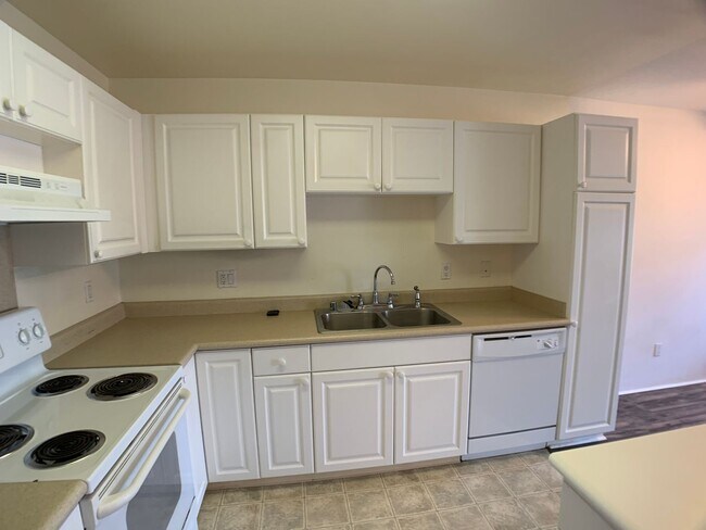 Building Photo - 3 bedrooms with A/C & 2 car garage in Ewa Beach (Spinnaker Place Townhome)! First showing is 12/1...