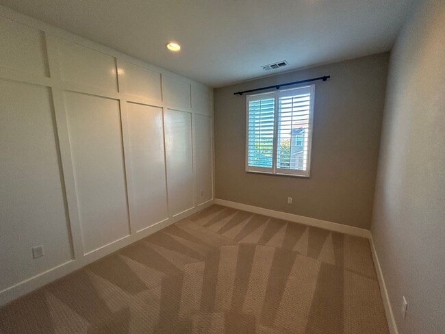 Building Photo - Brighton Oaks Beauty Just Steps from Downt...
