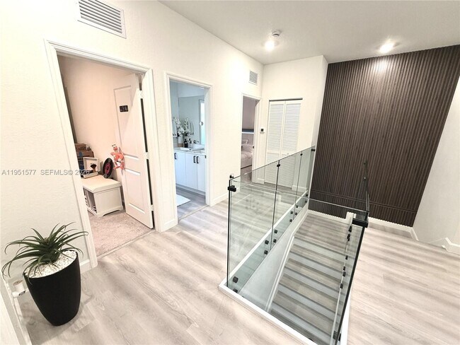 Building Photo - 2661 SE 24th Ct