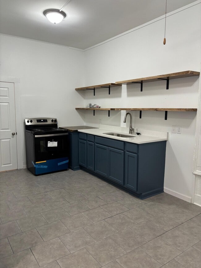 Building Photo - 403 W Hampton Ave