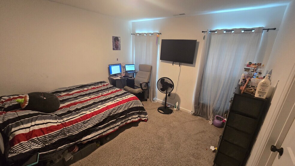 Building Photo - Room in House on Maplewood Dr