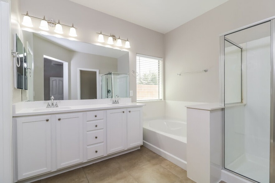 Building Photo - 105 N 108th Dr