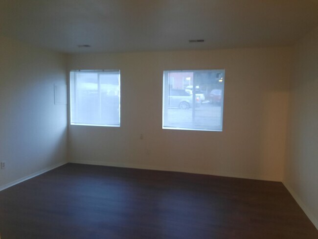 Building Photo - 1 bedroom apartment, walking distance to D...