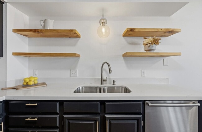 Building Photo - Nicely remodeled side by side duplex 3-Bed Home with Gleaming Hardwood Floors & New carpet in Hop...