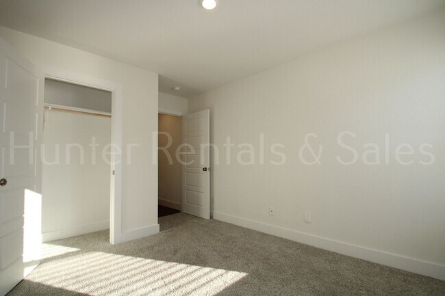 Building Photo - Newer Modern Cove 4 Bedroom