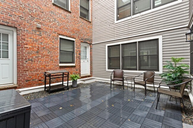 Building Photo - 336 Saratoga St