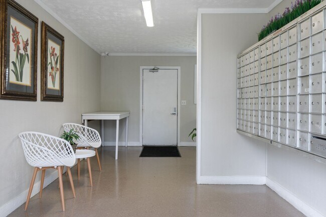 Building Photo - 5850-H Century Oaks Drive (No Pets)