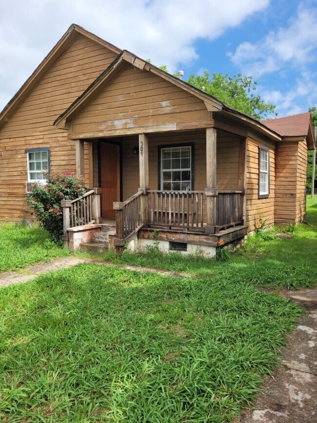 Building Photo - 309 W Chestnut Ave