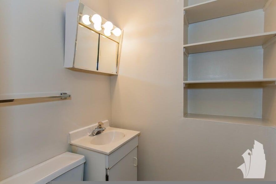 Building Photo - 871 W Lill Ave