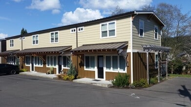 Building Photo - 2 Bedroom 1 Bathroom Townhome in Downtown ...