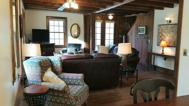 Building Photo - 257 Main St