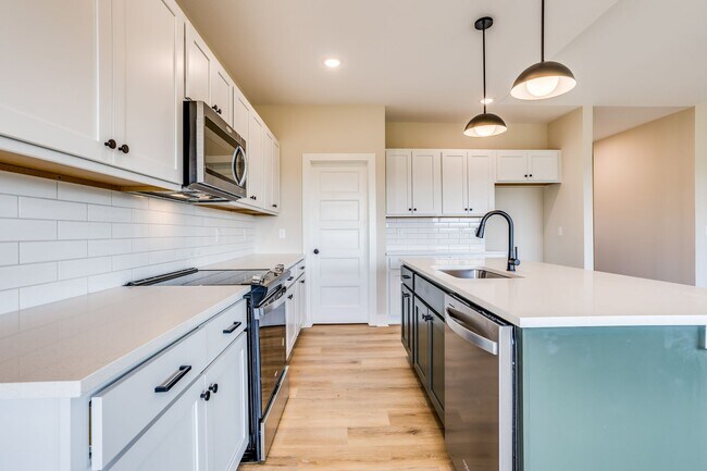 Building Photo - 1025 W Long Path Ct