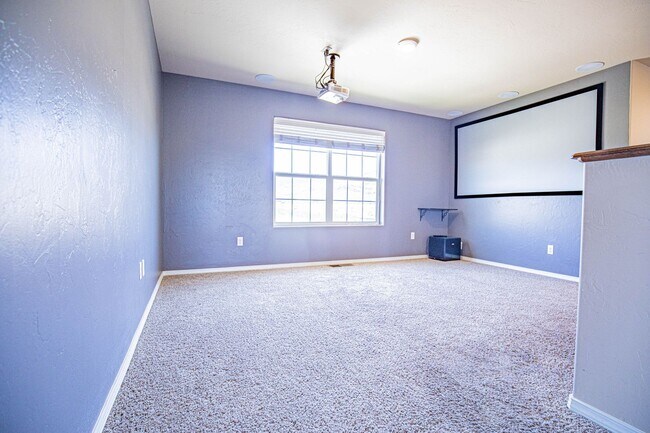 Building Photo - 4 Bedroom 3 bath Beautiful Home