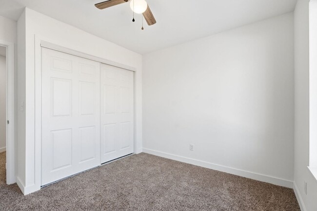 Building Photo - Brand New 3 Bedroom 2 1/2 bath - 2 Level Town House Condo in Hiawatha