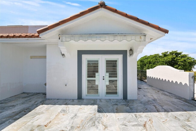 Building Photo - 732 NE 15th Ave