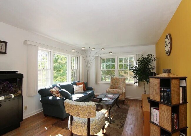Building Photo - Now Leasing! Charming Home in One of Madis...