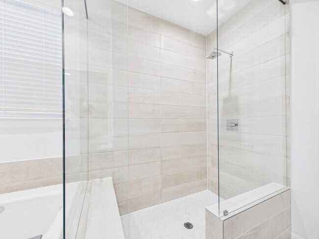 Building Photo - 2711 Clinton Dr