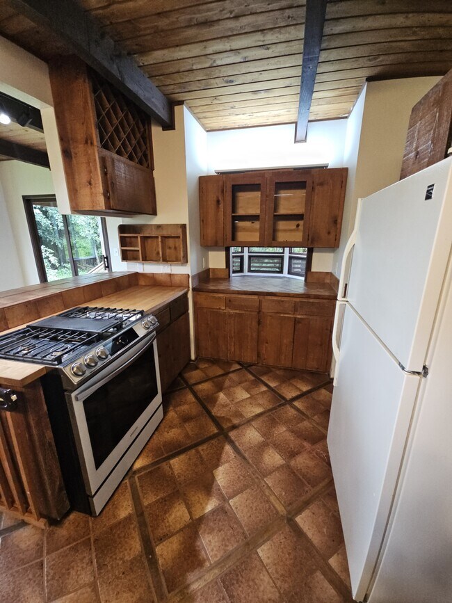 Building Photo - 1100 Ainalako Rd