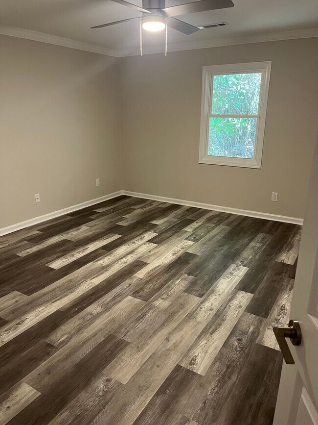 Building Photo - 13 Oakcrest Trail NE