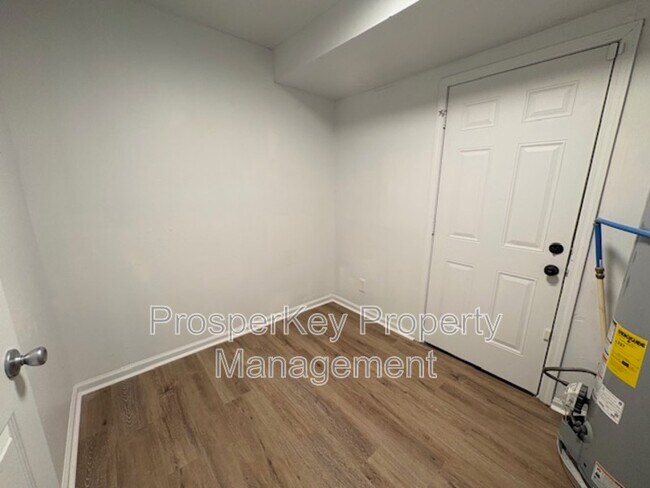 Building Photo - 740 Ledyard Pl