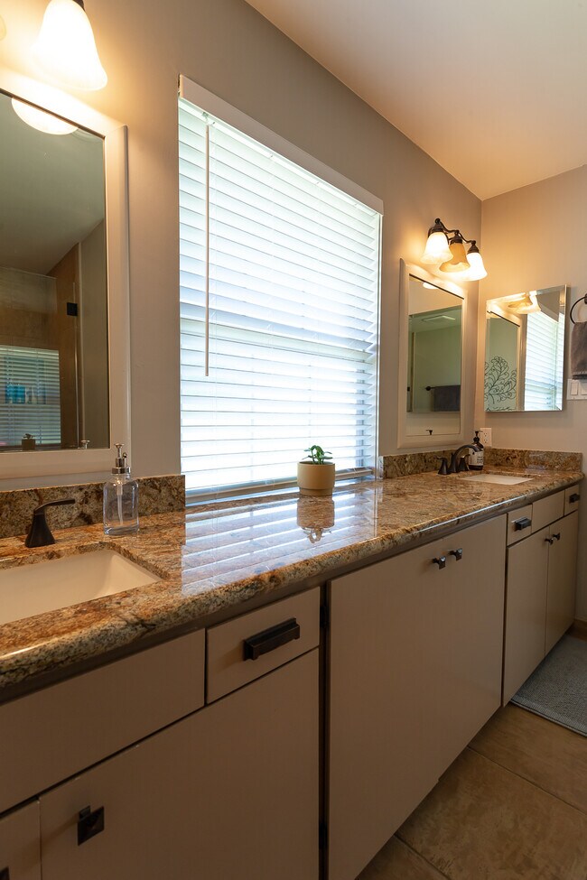 Master Bath - 2040 W Cambridge Ave