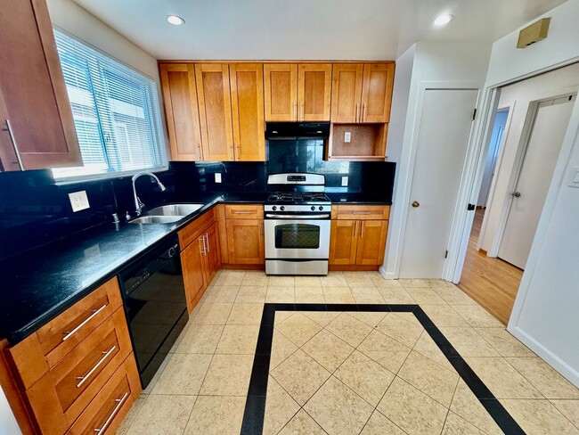 Building Photo - Updated Upstairs 3Bed/2Ba Home in Daly City with Views!