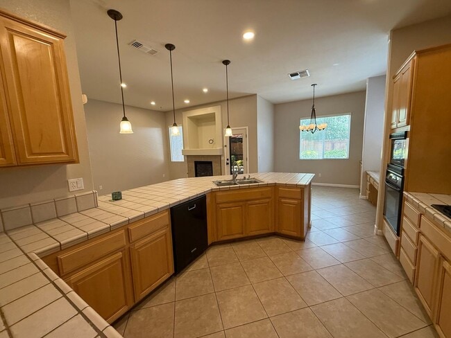 Building Photo - 4-bedroom single story in Sylvan School District!