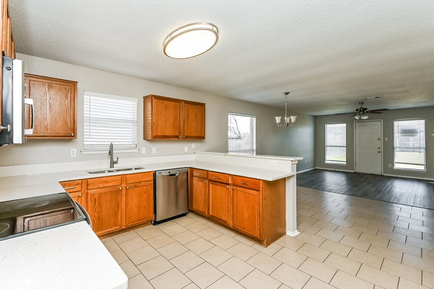 Building Photo - 8128 Twin Oaks Trail