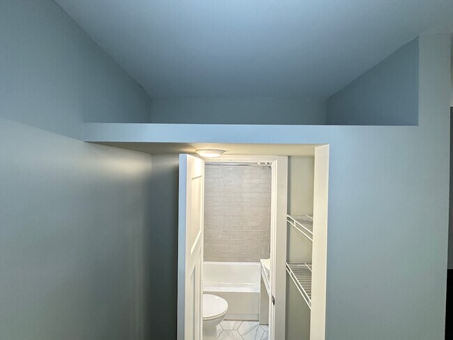 Building Photo - 510 W Belmont Ave