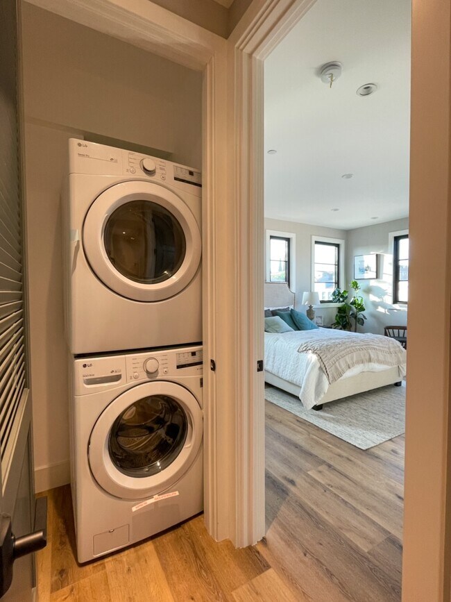 Building Photo - 1348 S Burnside Ave