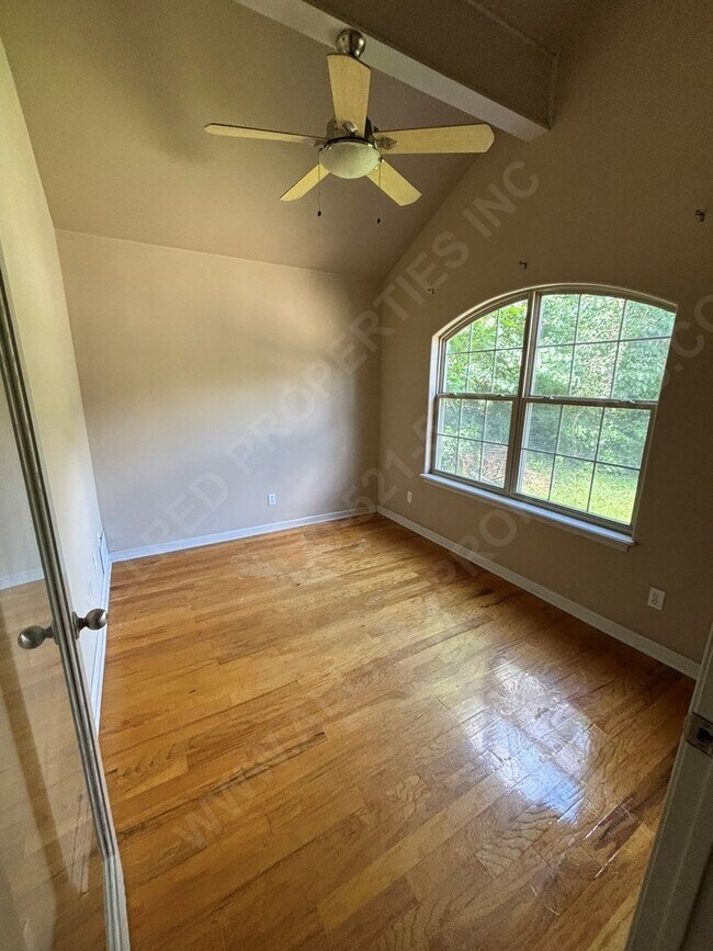 Building Photo - Spacious Living: 3 bed 1 bathroom Fayettev...
