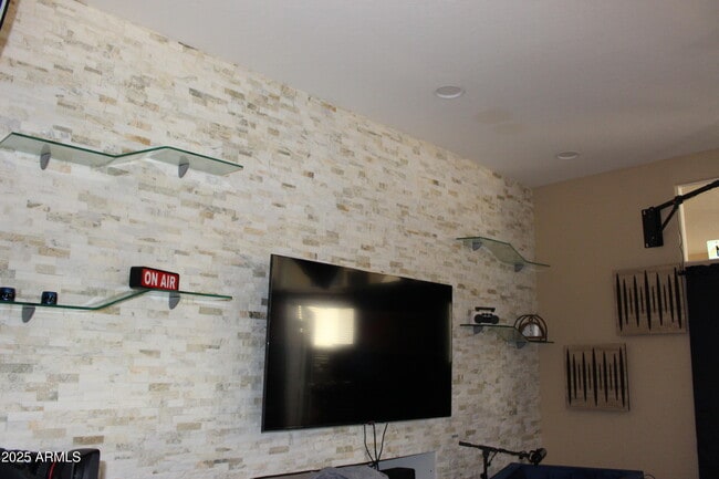 Building Photo - 1433 W Longhorn Dr