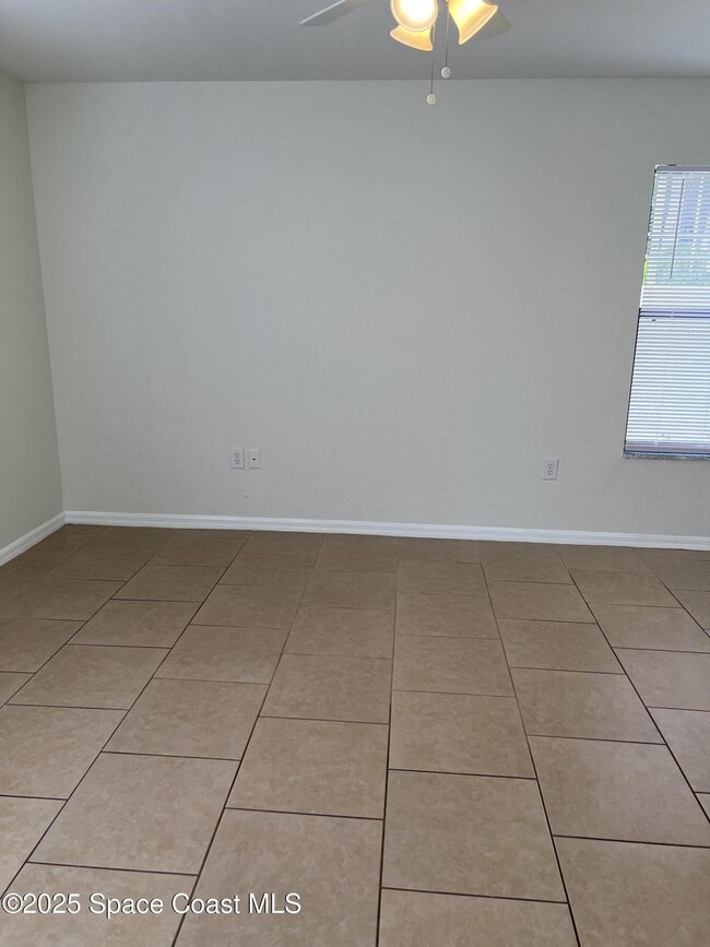 Building Photo - 1233 Country Club Dr