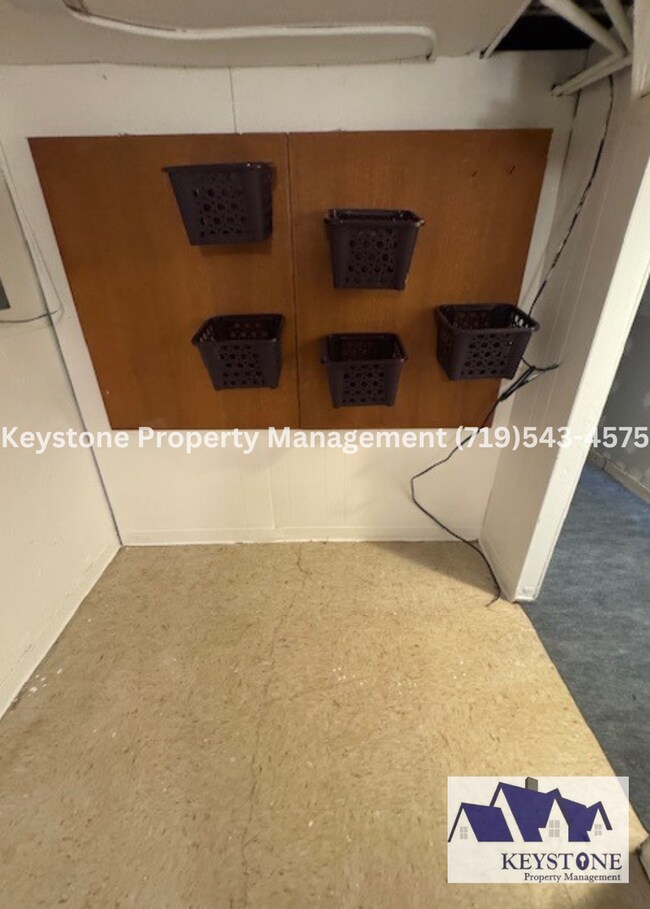 Building Photo - Remodeled 3 Bedroom Plus/1 Bathroom/Carpor...