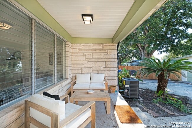 Building Photo - ~~COZY 3BD/2BA HOME! HIGHLANDS HIGH SCHOOL!!~~